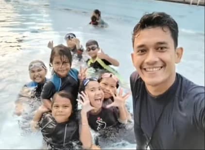 Foto bersama di kolam